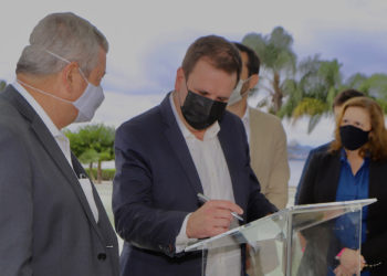 Prefeitos do Rio e de Niterói assinam parceria histórica de combate às emergências climáticas