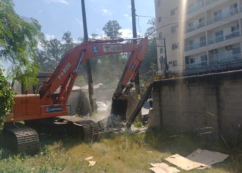 Seop e Ministério Público realizam operação para demolir depósito ilegal em Rio das Pedras