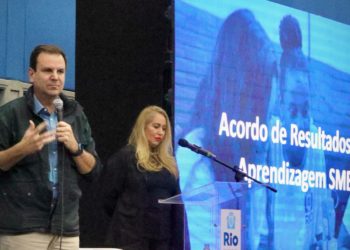 Escolas do Rio que atingirem metas de aprendizagem terão 14º salário, assina Paes