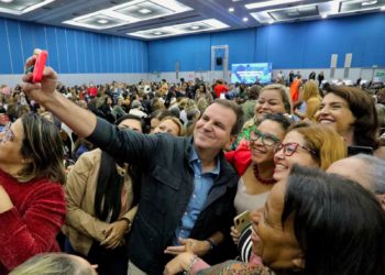 Escolas do Rio que atingirem metas de aprendizagem terão 14º salário, assina Paes