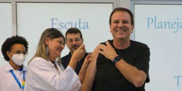 Eduardo Paes toma a segunda dose de reforço contra a Covid-19