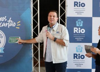 Paes entrega 241 cartões do programa Prato Feito Carioca na Cidade Nova