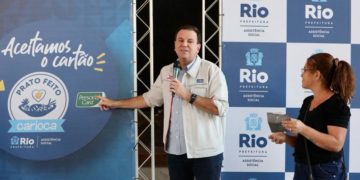 Paes entrega 241 cartões do programa Prato Feito Carioca na Cidade Nova