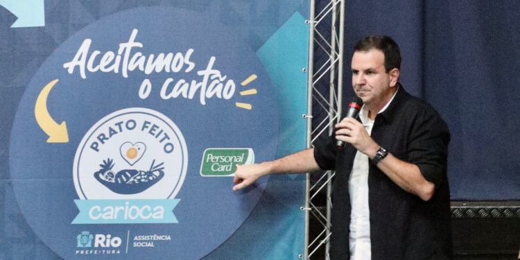 Prefeito Eduardo Paes entrega 1.624 cartões para trabalhadores informais em Bangu, Campo Grande e Santa Cruz.