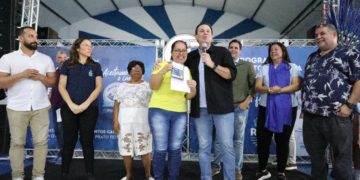 Eduardo Paes entrega os primeiros cartões do programa Prato Feito Carioca