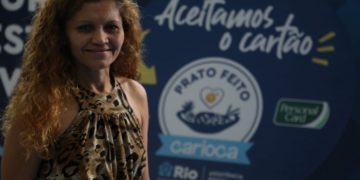 Prefeitura entrega mais 366 cartões magnéticos do programa Prato Feito Carioca