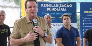 Paes entrega mais de 150 Termos de Reconhecimento de Moradia na Tijuquinha