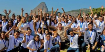 Paes entrega notebooks para os vencedores da 1ª Olimpíada Carioca de Matemática