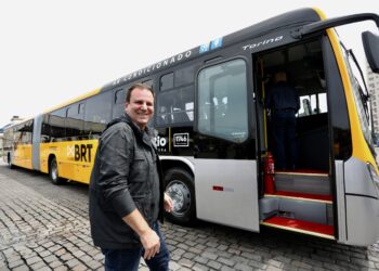 Paes apresenta novo modelo de ônibus que será utilizado na operação do sistema BRT
