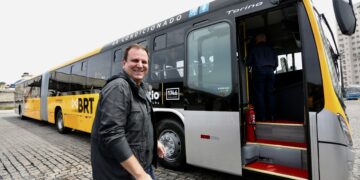 Paes apresenta novo modelo de ônibus que será utilizado na operação do sistema BRT