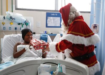 Papai Noel leva magia do Natal a pacientes do Hospital Souza Aguiar