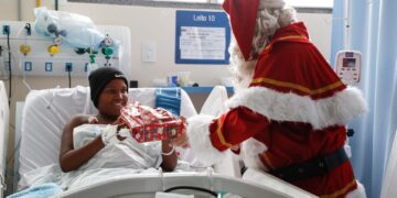 Papai Noel leva magia do Natal a pacientes do Hospital Souza Aguiar