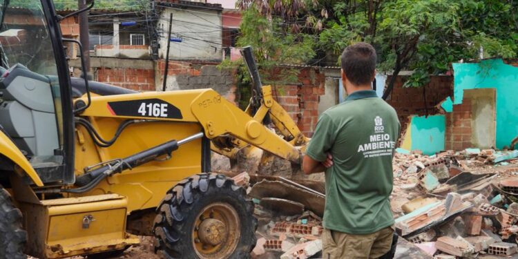 Ação para demolição de construções irregulares em Realengo - Divulgação