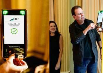 Paes assina contrato de concessão da bilhetagem digital