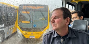 Eduardo Paes entrega mais 40 novos ônibus do BRT para a população carioca