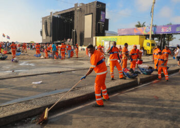 Comlurb remove 892 toneladas de lixo no Réveillon 2023 em todos os pontos oficiais de festas