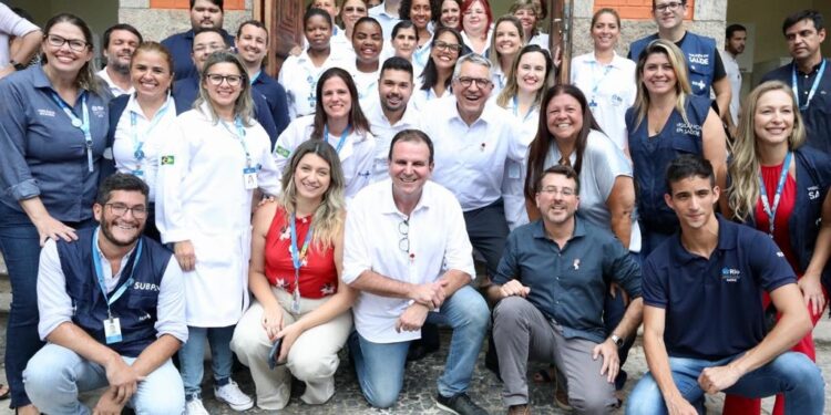 Prefeito Eduardo Paes e servidores na inauguração do Centro de Vacinação.