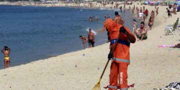 Comlurb remove 610 toneladas de lixo da orla em fim de semana de sol e praia cheia