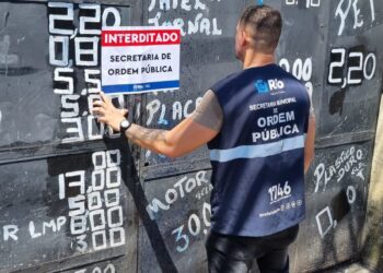 Ferro-velho é interditado no Engenho de Dentro por agentes da Seop