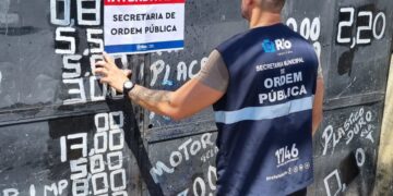 Ferro-velho é interditado no Engenho de Dentro por agentes da Seop