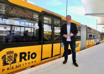 Paes entrega mais 110 novos ônibus do BRT, Transcarioca tem frota 100% renovada