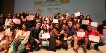 Paes participa da formatura da primeira turma do Pacto pela Juventude