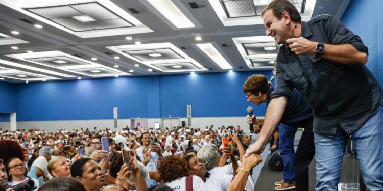 Prefeito Eduardo Paes no encontro com professores e alunos do Programa Academia Carioca.