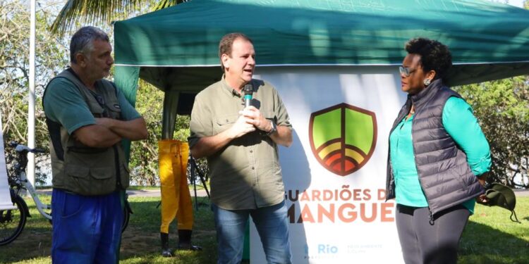 Prefeito Eduardo Paes discursando no lançamento do programa Guardiões dos Mangues.