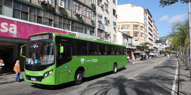Os sensores de ar-condicionado devem ser instalados em todos os ônibus até 31 de outubro deste ano (Arquivo/Prefeitura do Rio)