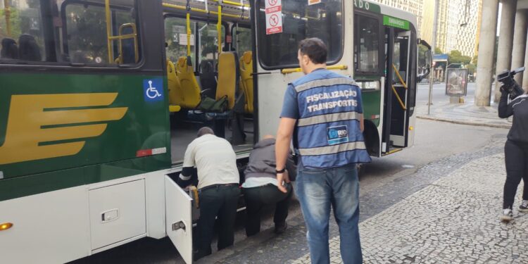 A SMTR faz operações constantes para verificar as condições dos ônibus que circulam na cidade - Prefeitura do Rio