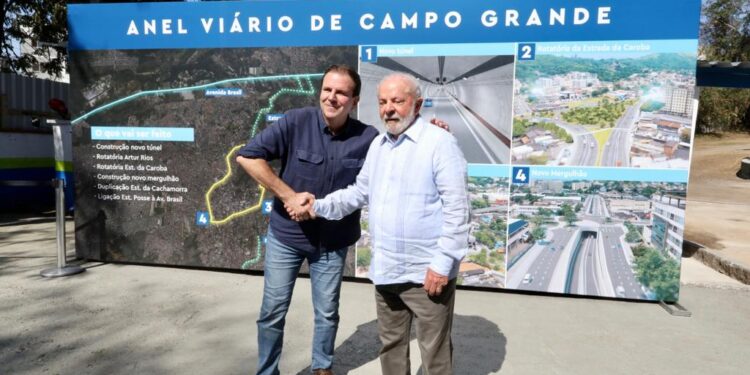 Eduardo Paes e Lula celebrando acordo que irá melhorar a mobilidade urbana do maior bairro do país.