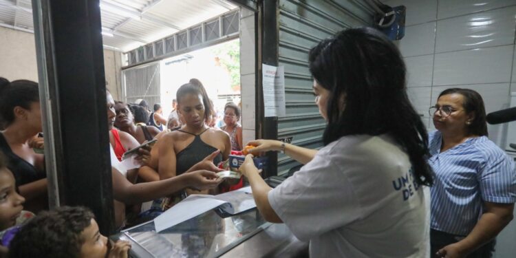População recebendo a refeição através do Programa Prato Feito Carioca. Foto: Marcelo Piu