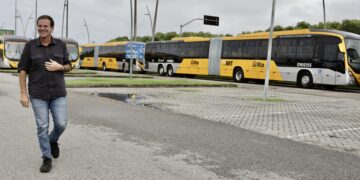 Prefeitura do Rio apresenta primeiros ônibus que reduzem em até 80% a emissão de gases poluentes