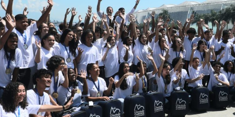 Prefeito Eduardo Paes e alunos vencedores da Olimpíada Carioca de Matemática.