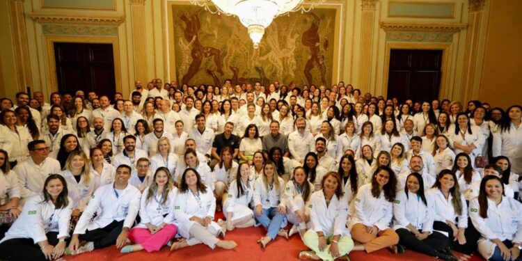 Prefeito Eduardo Paes com os novos médicos que atenderão a população da cidade do Rio de Janeiro.