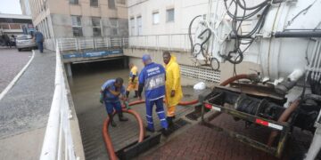 Prefeitura do Rio monta pontos de apoio para a população atingida pelas chuvas e libera Avenida Brasil ao tráfego