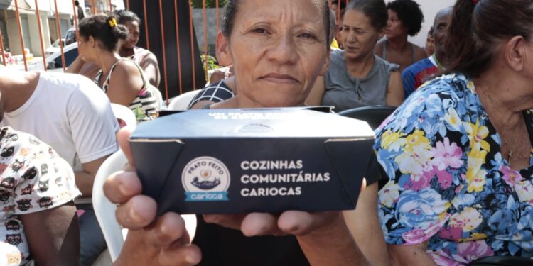 A catadora de latinhas Inês dos Santos é uma das beneficiadas com a nova cozinha comunitária da Maré - Roberto Moreyra/SMTE