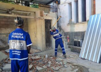 Seop realiza demolição de puxadinho irregular em Copacabana