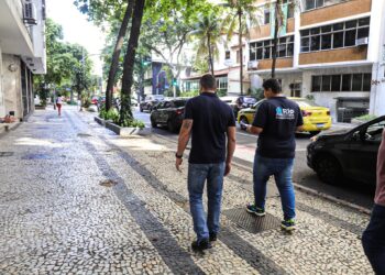 Conservação notifica mais de 110 imóveis em Copacabana por falta de manutenção nas calçadas