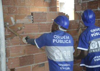 Prefeitura realiza a demolição de prédio irregular de três andares, no Recreio dos Bandeirantes