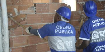 Prefeitura realiza a demolição de prédio irregular de três andares, no Recreio dos Bandeirantes