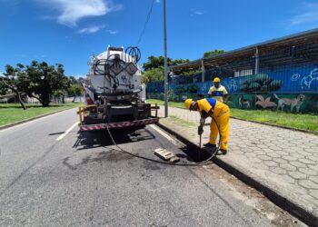Canal do Mangue recebe serviço de limpeza no Centro do Rio