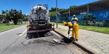 Canal do Mangue recebe serviço de limpeza no Centro do Rio
