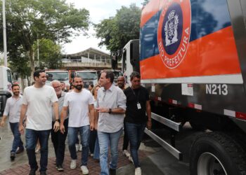 Paes apresenta nova frota de caminhões da Comlurb para a coleta de lixo na Zona Norte