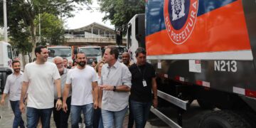 Paes apresenta nova frota de caminhões da Comlurb para a coleta de lixo na Zona Norte