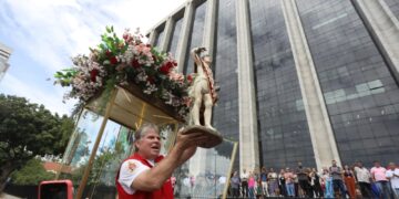 Imagem peregrina de São Sebastião visita a sede administrativa da Prefeitura