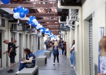 Prefeitura entrega mercado totalmente revitalizado no Complexo do Alemão