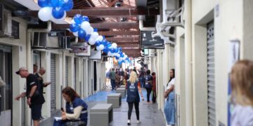 Prefeitura entrega mercado totalmente revitalizado no Complexo do Alemão