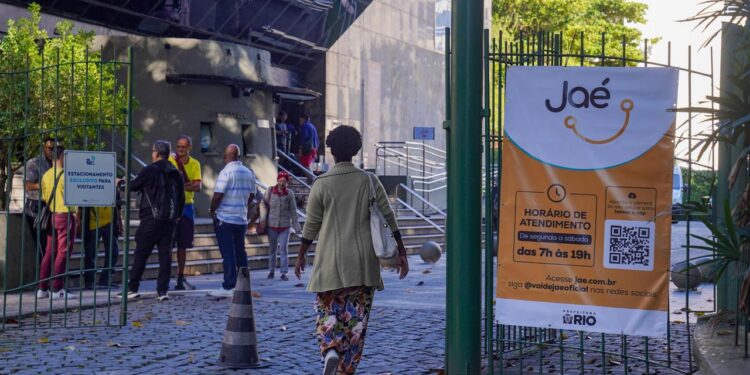 A unidade amplia a rede de atendimento presencial para cadastros e retirada de cartão - Iago Campos/Prefeitura do Rio
