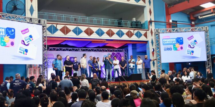 Em pouco mais de um mês, 7.500 famílias já foram beneficiadas - Rafael Catarcione/Prefeitura do Rio